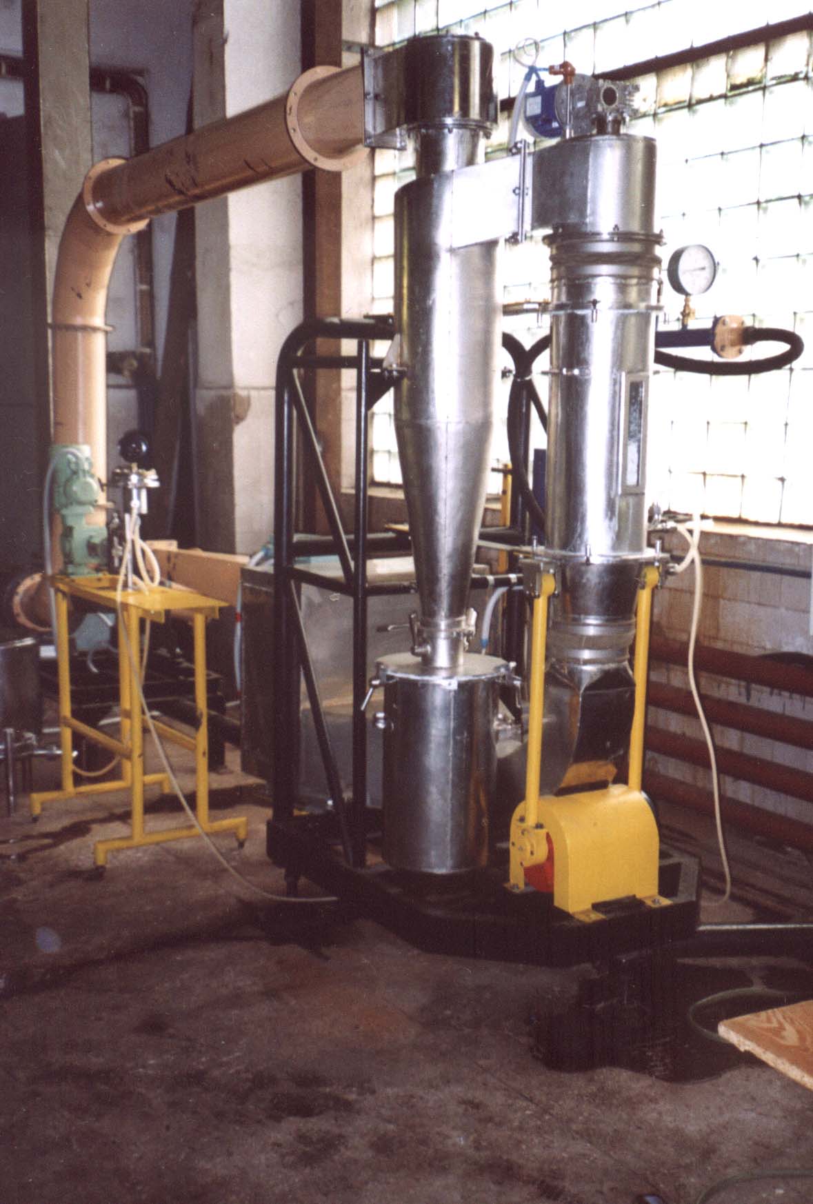 Малая универсальная сушильная установка для жидких продуктов с  виброаэрокипящим слоем гранул инертного материала марки ВОДОПАД-ЛСВ-0,25 производительностью 10 кг/ч по испаренной влаге